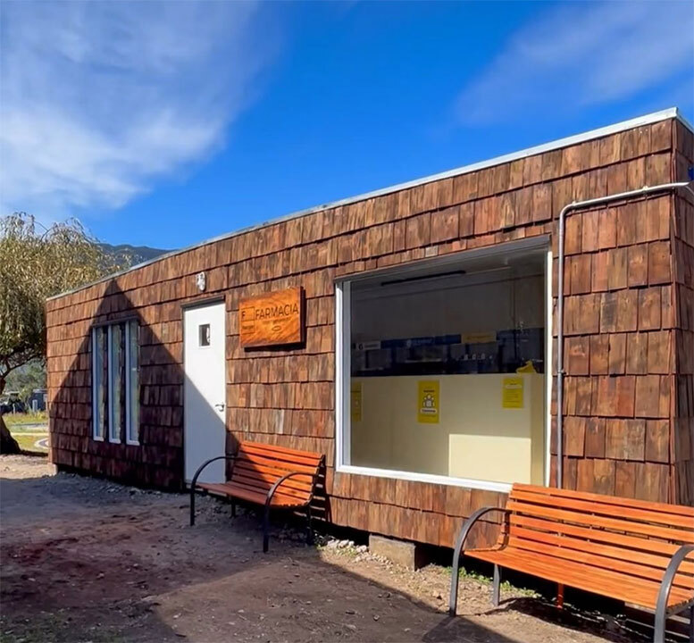 Tecno Fast fabrica la primera farmacia en Cochamó que se integra con la arquitectura de la ciudad