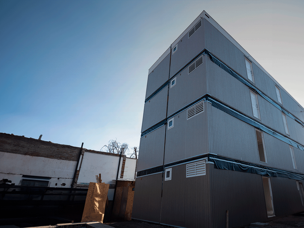 Primer edificio industrializado para viviendas sociales de Tecno Fast avanza a paso firme